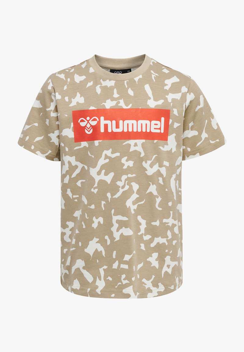 T-shirt camouflage beige en coton, avec un logo "hummel" blanc et orange sur le devant, des manches courtes et un col rond.