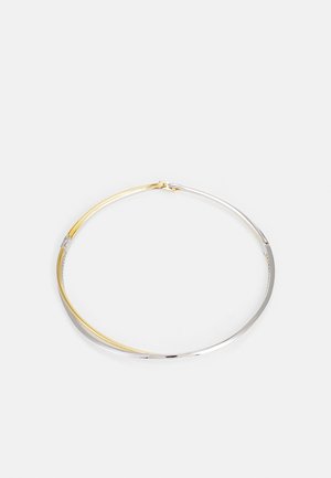 Schlichte Halskette aus silbernem und goldenem Metall, mit elegantem, kreisförmigem Design, glatter Oberfläche und leichter Krümmung, ausgestattet mit einem minimalistischen Verschluss.