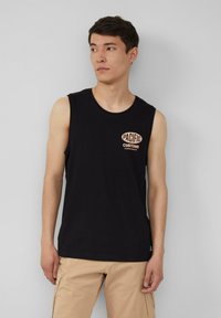 Schwarzes ärmelloses Shirt mit Rundhals, das ein pfirsichfarbenes "PACIFIC CUSTOMS"-Logo auf der Brust trägt. Baumwollmaterial, lässige Passform.