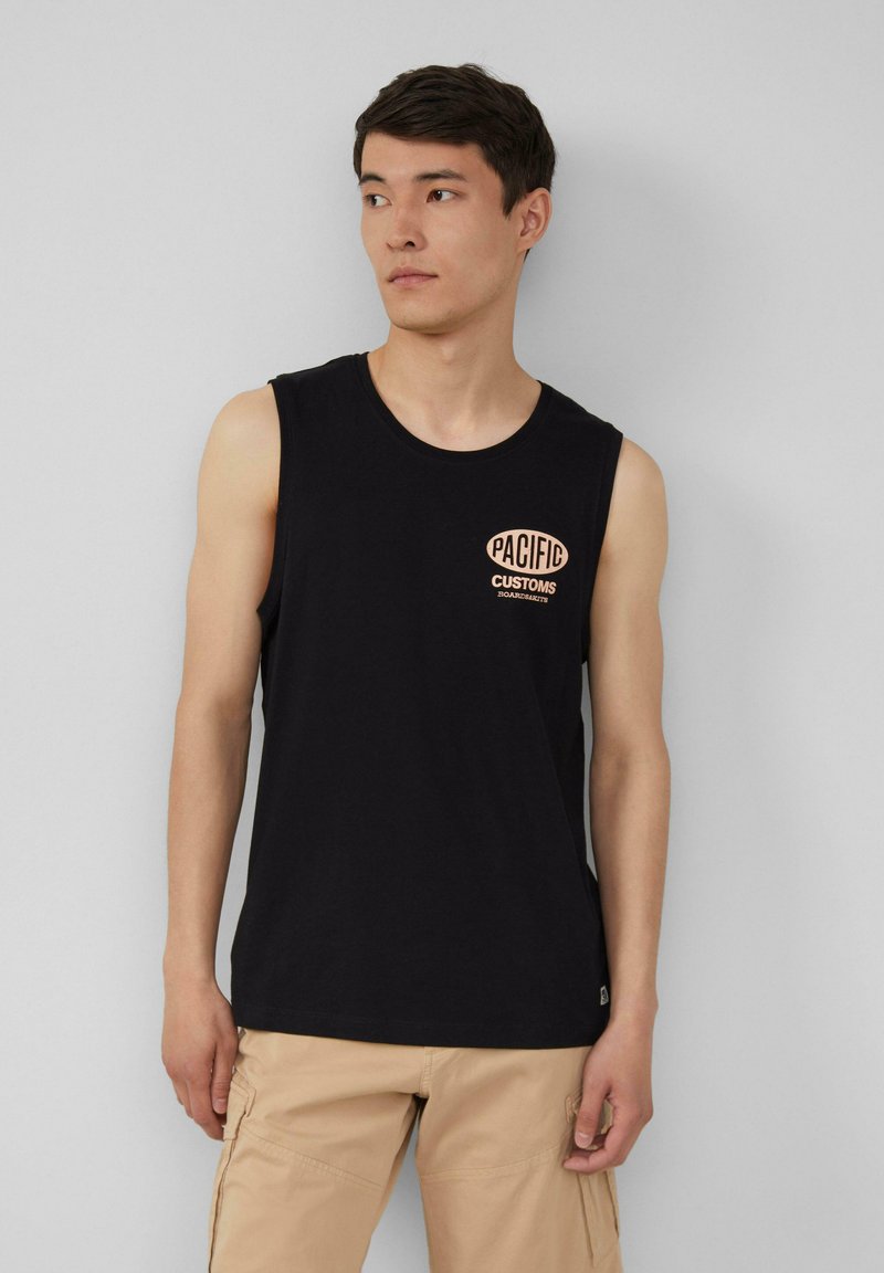 Schwarzes ärmelloses Shirt mit Rundhals, das ein pfirsichfarbenes "PACIFIC CUSTOMS"-Logo auf der Brust trägt. Baumwollmaterial, lässige Passform.