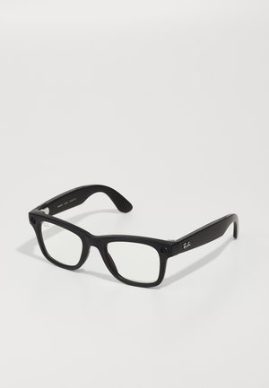 Lunettes Ray-Ban noires rectangulaires avec des verres transparents sur un fond blanc, inclinées légèrement vers la droite.