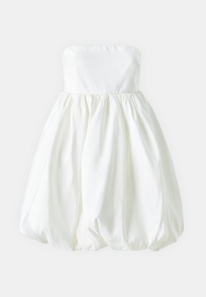 Hvit strapless kjole med tettsittende liv og voluminøs, samlet skjørt. Laget av lett stoff med en glatt tekstur.