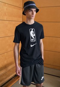 Nike Performance - NBA DRY TEE - Nyomott mintás póló - black/white Miniatűr kép 1