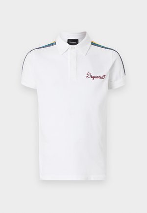 Bela polo majica s kratkimi rokavi, z mavričnimi črtami na ramenih in rdečo vezeno oznako "Dsquared2" na levi strani prsi.