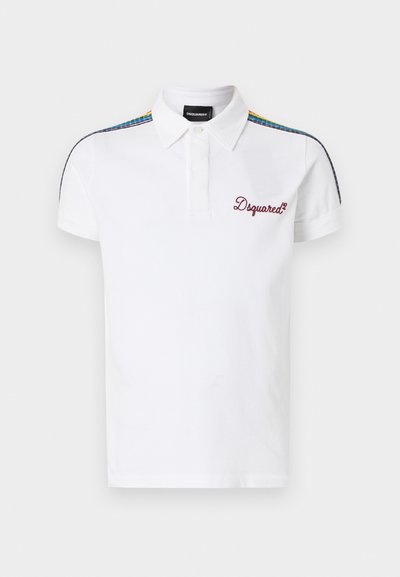 Polo blanc à manches courtes avec des rayures arc-en-ciel sur les épaules et un logo "Dsquared2" rouge brodé sur la poitrine gauche.