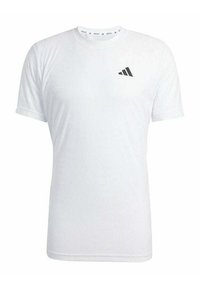 Camiseta atlética blanca hecha de tejido transpirable. Presenta un cuello redondo, mangas cortas y un pequeño logotipo negro en el lado izquierdo del pecho.