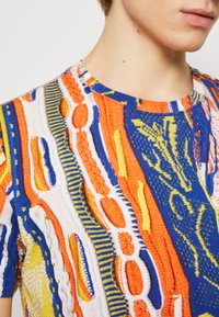 Carlo Colucci UNISEX - Trükipildiga T-särk - royal/yellow/orange/offwhite