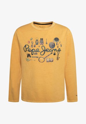 Chemise jaune à manches longues avec le texte « Pepe Jeans » et des illustrations d'objets vintage comme une lanterne, des bottes, un appareil photo, un banjo et un chapeau à l'avant.