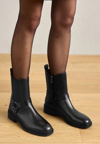 Plateaustiefelette - black