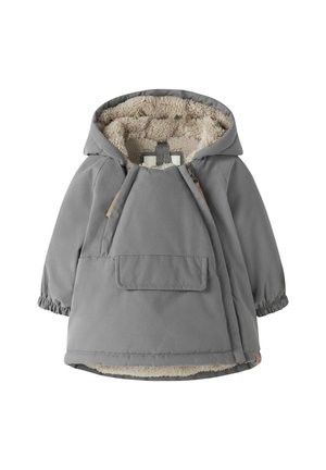 Manteau d'hiver gris à capuche avec doublure polaire beige, fermeture éclair asymétrique, poche avant à rabat et poignets élastiques sur fond blanc.