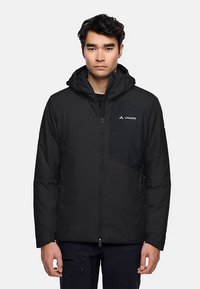 Schwarze isolierte Jacke mit Reißverschluss und Kapuze. Sie verfügt über eine kontrastierende schwarze Brusttasche. Glatte Textur und strapazierfähiger Stoff.