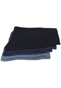 Mucchio di quattro sciarpe in maglia di diverse tonalità di blu, dal blu navy scuro al denim chiaro. Texture morbida con dettagli a costine sui bordi.
