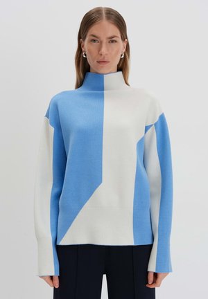 Blau-weiß farbblockierter Pullover mit hohem Kragen, der kontrastierende geometrische Muster, gerippte Bündchen und Saum aufweist. Weiche Stricktextur.