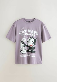 Lavendelfärgad t-shirt med svartvit Felix the Cat som häller flingor i en skål, texten "Kattnapp och Snacks, Det Originala Receptet För Rolighet."