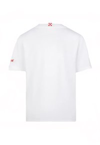 T-shirt in cotone bianco a maniche corte, con scollatura rotonda e un dettaglio a scacchi rosso e bianco nella parte posteriore del collo. Senza pattern o accenti.