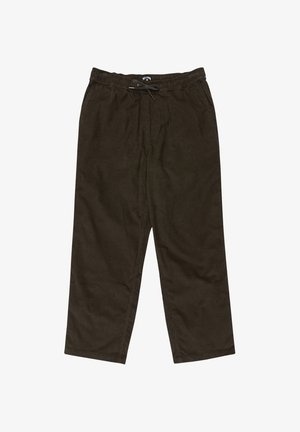 Brązowe spodnie kordrowe o luźnym kroju, z elastycznym pasem i sznurkiem, gładką teksturą oraz subtelnym pionowym wzorem prążków.