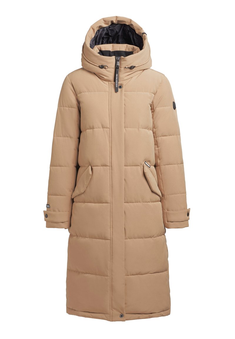 Manteau long matelassé en beige, comportant une capuche, une fermeture éclair et des poches latérales. Tissu texturé avec des détails de couture, conçu pour la chaleur.