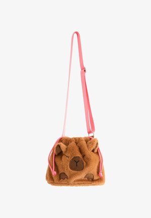 Borsa in finta pelliccia marrone con chiusura a coulisse, tracolla regolabile rosa e dettagli a forma di volto d'orso sulla parte anteriore.