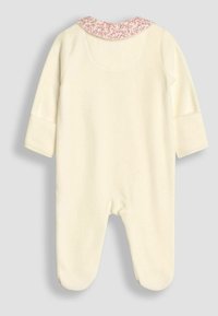 Cremfarbener Baby-Overall mit langen Ärmeln, ausgestattet mit einem kragen aus Blumenmuster und einem Fußdesign. Weicher, strukturierter Stoff.