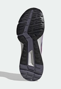 Černá pryžová podrážka s hlubokým vzorkem a drážkami, zdobená bílými a fialovými akcenty pro lepší trakci a podporu. Hladký, texturovaný design.