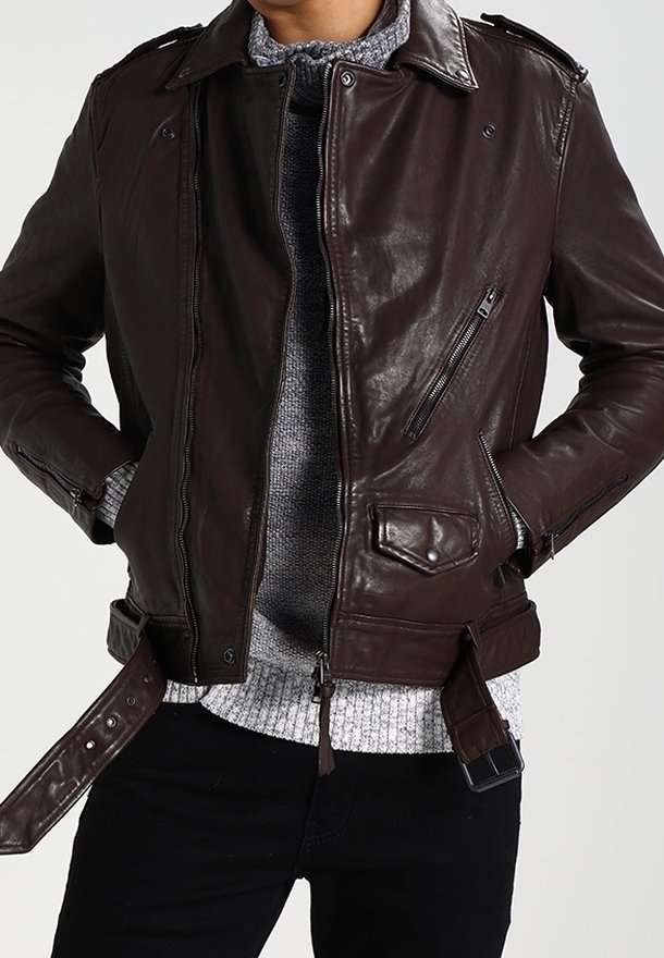 Bruine leren jas met een slim fit ontwerp, ritszakken en schouderepauletten. Sluit met een rits en heeft een riem aan de onderkant.