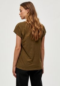 Minus MILETI TEE - Jednoduché tričko - dark olive