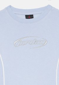 Ανοιχτό μπλε φούτερ με στρογγυλή λαιμόκοψη, που διαθέτει το ασημί κεντημένο λογότυπο 'Jordan' στ�ο κέντρο. Μαλακή υφή και λευκές ραφές.