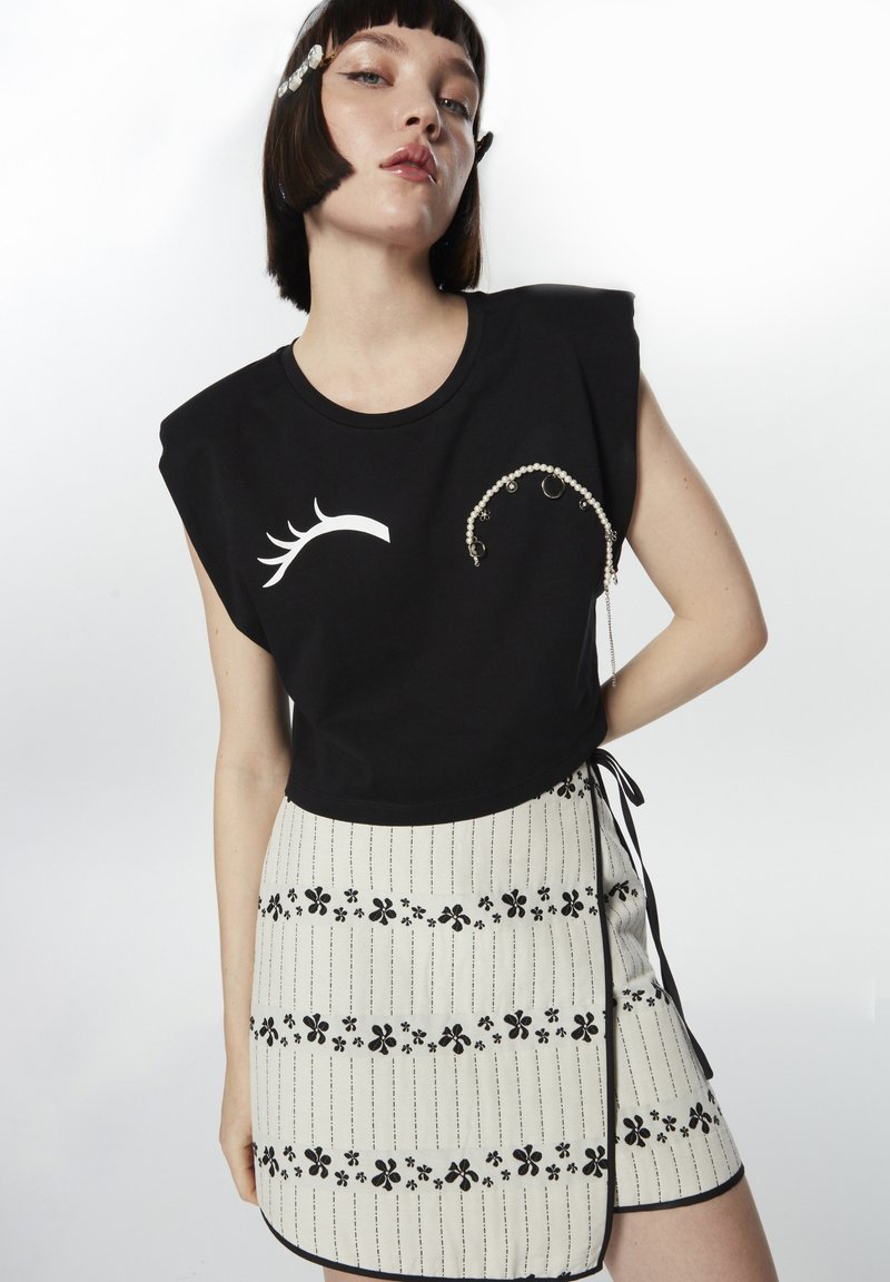 Twist REGULAR FIT PADDED WITH BEAD ACCESSORIES TShirt print black