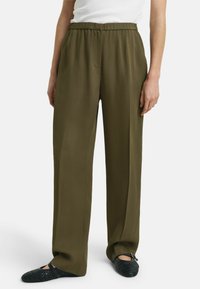 Olijfgroene, wijde broek met een elastische tailleband en een enkele voorkant zak, gemaakt van een gladde, lichte stof.