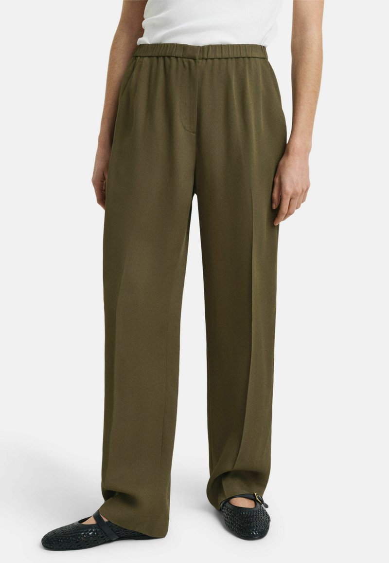 Olijfgroene, wijde broek met een elastische tailleband en een enkele voorkant zak, gemaakt van een gladde, lichte stof.