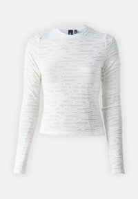 Hvit langermet topp med lagdelte, horisontale utskjæringer, rund hals og en tettsittende design som fremhever tekstur og mønster.
