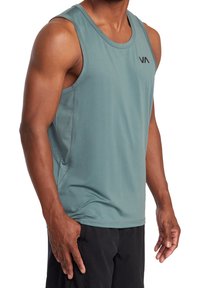 Débardeur sportif pour homme sans manches de couleur bleu sarcelle doux. Tissu léger avec une texture lisse, comportant un logo sur la poitrine.