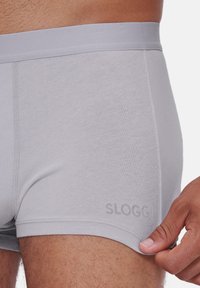 Graue SLOGGI Boxerbriefs mit glatter Textur, elastischem Bund und einem dezenten Markenlogo an der Seite. Enganliegendes Design.