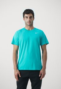 Nike Performance CREW SOLID - T-skjorte til trening - dusty cactus