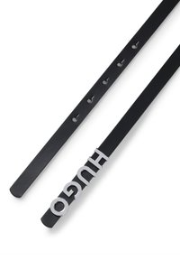 Cintura in pelle nera con dettagli in metallo argentato con il logo "HUGO" e diversi fori di regolazione lungo il cinturino per la personalizzazione della misura.
