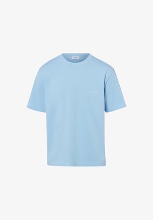Hellblaues T-Shirt mit kurzen Ärmeln und Rundhalsausschnitt, mit einem dezenten weißen gestickten Logo auf der linken Brust und einem kleinen weißen Etikett innen am Kragen.
