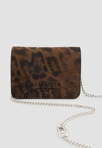 Brun leopardprintet suede crossover taske med sølvkæde rem og præget logo detalje, rektangulær form, blød tekstur.