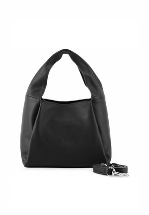 Schwarze weiche Ledertasche mit breitem Griff und abnehmbarem Schulterriemen, neben ihr auf weißem Hintergrund platziert.