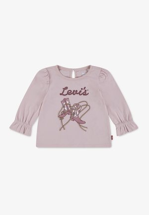Hellrosa Langarmshirt für Kleinkinder mit "Levi's"-Schriftzug und Grafik von Cowboy-Stiefeln mit Schnürsenkeln auf der Vorderseite sowie Rüschensäumen an den Bündchen.