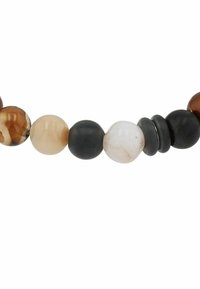 Collar de cuentas con una mezcla de cuentas redondas en tonos marrón, beige, negro y blanco de varios tamaños y texturas suaves, con un notable espacio entre ellas.