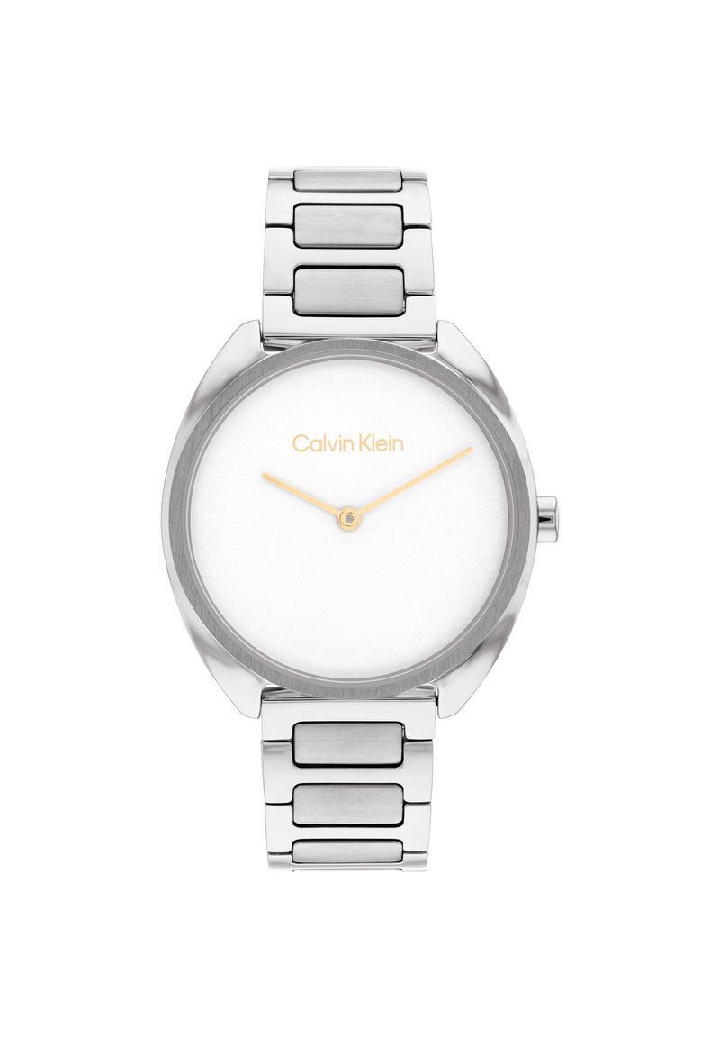 Reloj de metal plateado con caja redonda, esfera blanca, marcadores y agujas doradas, y una pulsera de eslabones texturizada y elegante. Logo de Calvin Klein exhibido.