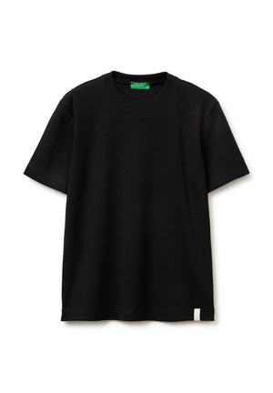 Czarny T-shirt z krótkim rękawem i okrągłym dekoltem, z zieloną metką przy kołnierzu i małą białą metką blisko dolnego brzegu na białym tle.