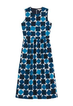 Ærmeløs midikjole med tætsiddende talje, der har et geometrisk mønster af blå og sorte firkanter og diamanter på en hvid baggrund.