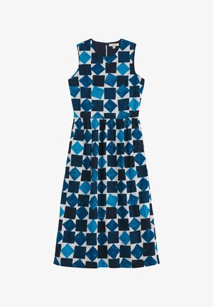 Mouwloze midi-jurk met een getailleerde taille, met een geometrisch patroon van blauwe en zwarte vierkanten en ruiten op een witte achtergrond.