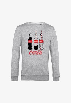 Grå crewneck sweatshirt med tre vintage Coke-flasker med røde accenter og stribede sugerør, samt Coca-Cola logoet i rødt.