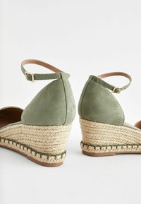 Next FOREVER COMFORT CLOSED TOE -REGULAR FIT - Keilpumps - green