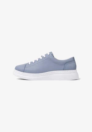 Hellblaue Sneaker aus Leder mit weißer Gummisohle, runden Schnürsenkeln, dezenten Nähten und einem schlanken, niedrigen Design.