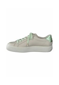 Sneakers in pelle beige con dettagli verde menta, punta tonda, suola piatta in gomma bianca e lacci coordinati verde menta. Texture liscia, design minimal.