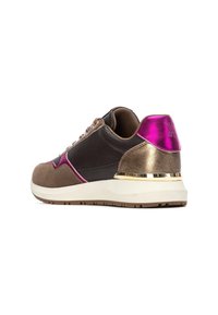 Zapatilla deportiva con paneles en marrón oscuro y negro, acentos en dorado metálico y una lengüeta en rosa brillante. Superficies texturizadas y suela acolchada.