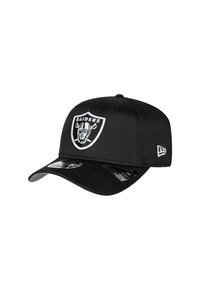 Schwarze Mütze mit einem auffälligen weißen Raiders-Logo auf der Vorderseite, glattem Stoff, gebogenem Schirm und Belüftungsöffnungen an den Seiten.
